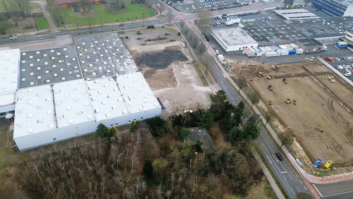 Die alten Schwenker-Bürogebäude (Hahler Straße) sind abgerissen, die sechs Hallen werden saniert. Rechts im Bild die ebenfalls noch laufenden Arbeiten am neuen Edeka-Campus. | © privat/DEX/Michael Gahlen