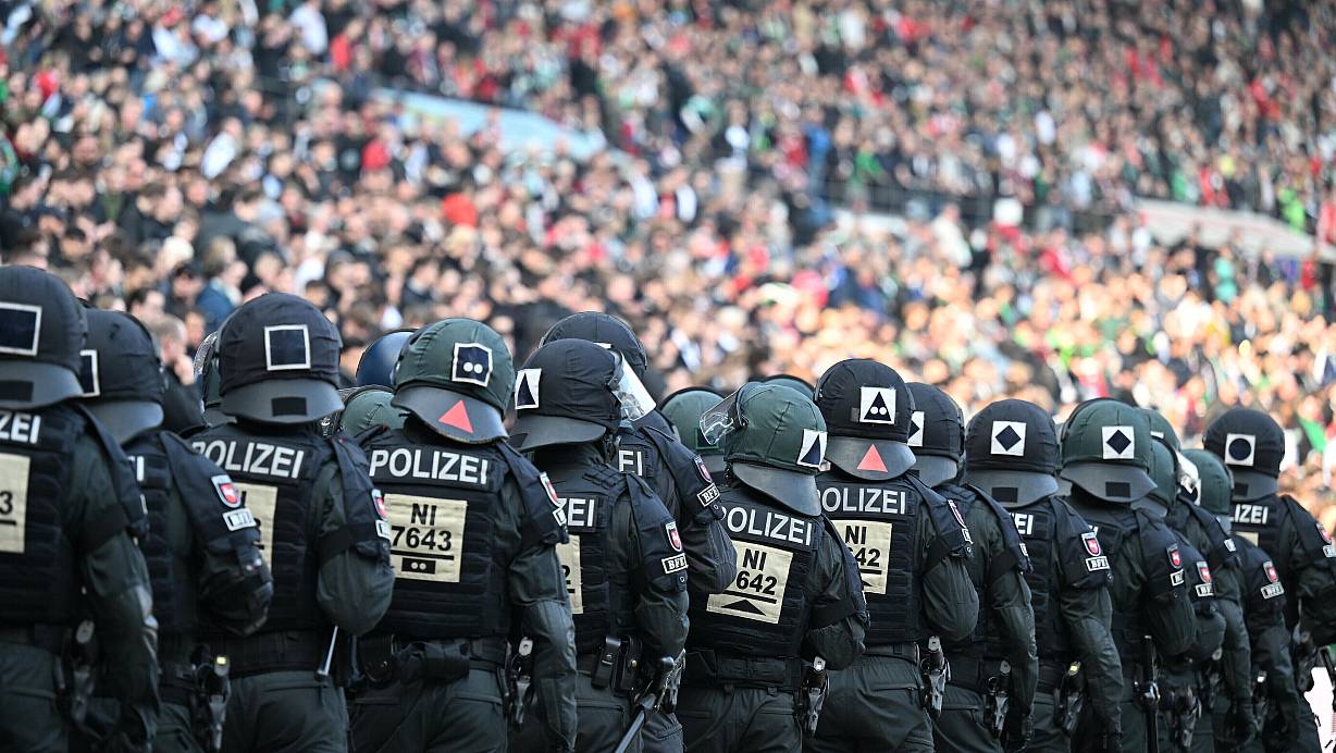 Polizisten stehen im Fußballstadion. In der Saison 2024/25 war die Polizei weniger gefordert als in den vergangenen Jahren. | © picture alliance/dpa