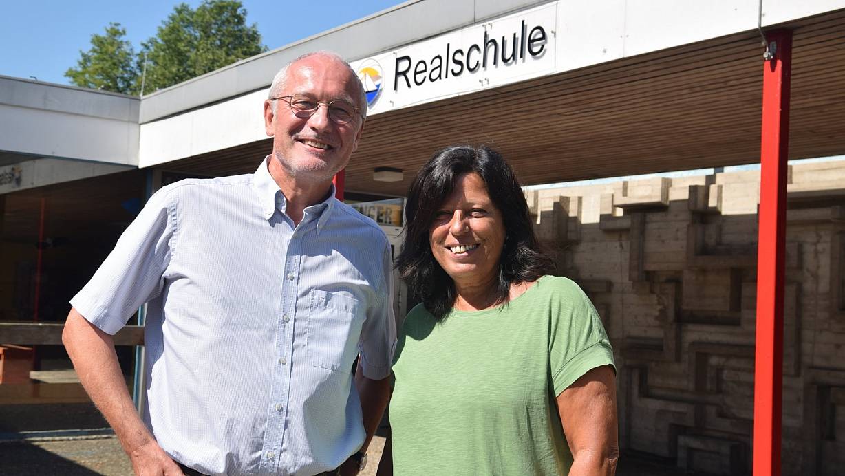 Der ehemalige Leiter der Realschule Enger, Joachim Blombach, und die jetzige kommissarische Schulleiterin, Beatrix Diel. | © Mareike Patock