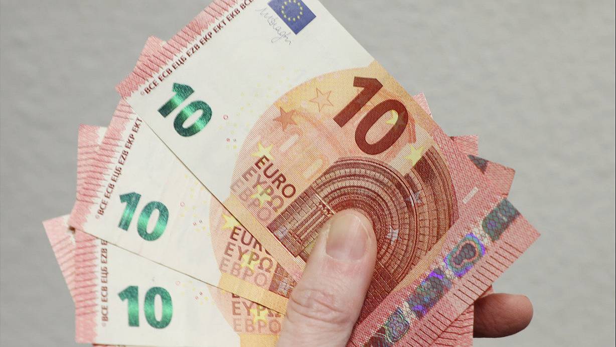Die Polizei warnt vor Falschgeld, das in Höxter aufgetaucht ist. Auf dem Foto sind echte 10-Euro-Scheine abgebildet. | © Simone Flörke