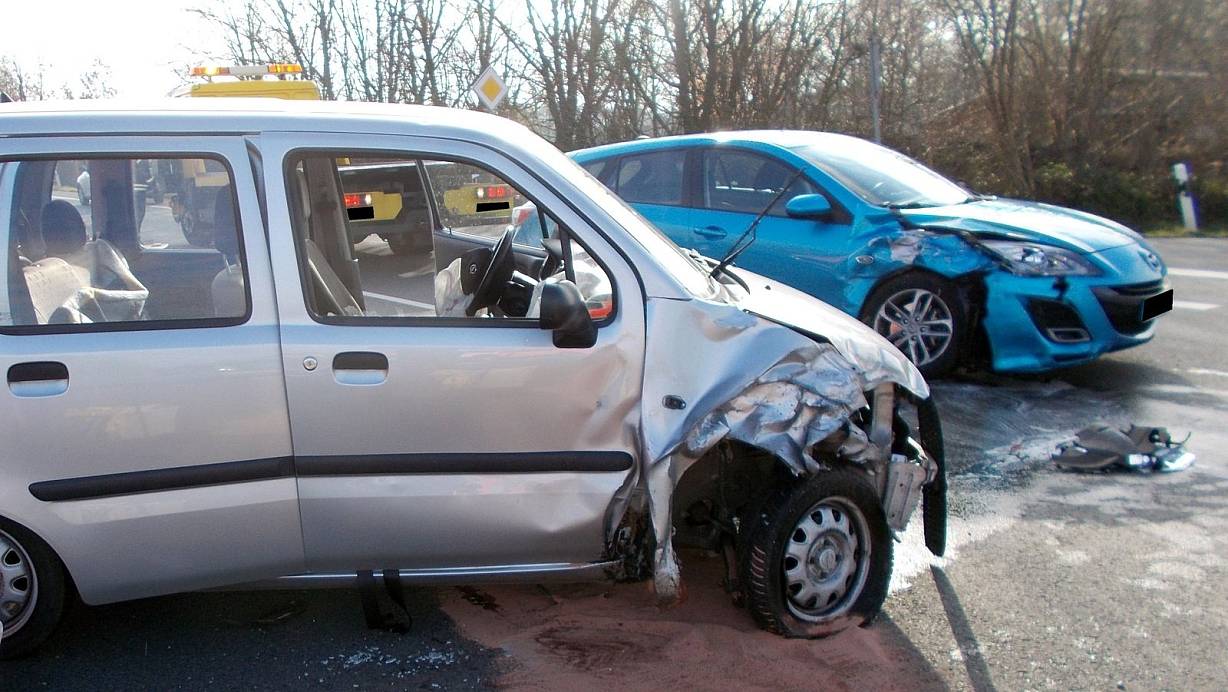 Die beiden Autos stießen auf der L 770 in Höhe Schmalge frontal zusammen. | © Polizei Minden-Lübbecke