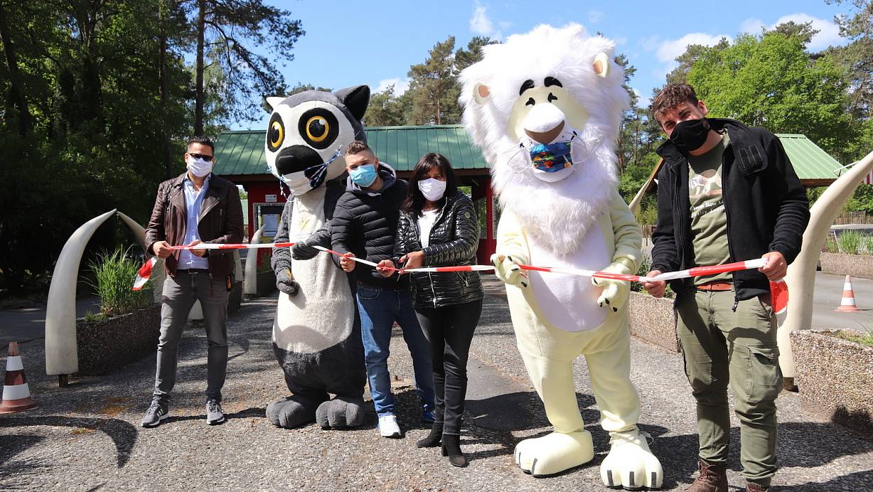 Frank Muschiol (v.l.), Marcel und Elisabeth Wurms, Markus Köchling und die Maskottchen Katta und Leo eröffnen das Safariland Stukenbrock. | © Sigurd Gringel