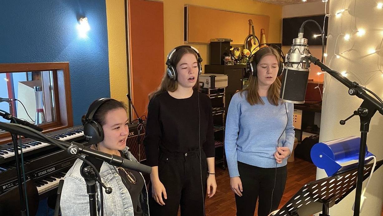 Pia (v. l.), Kara und Tanja singen die Hauptrollen im Musical "The Coloured Circle", das auf der Ringparabel von Gotthard Lessing basiert. | © Mareike Köstermeyer