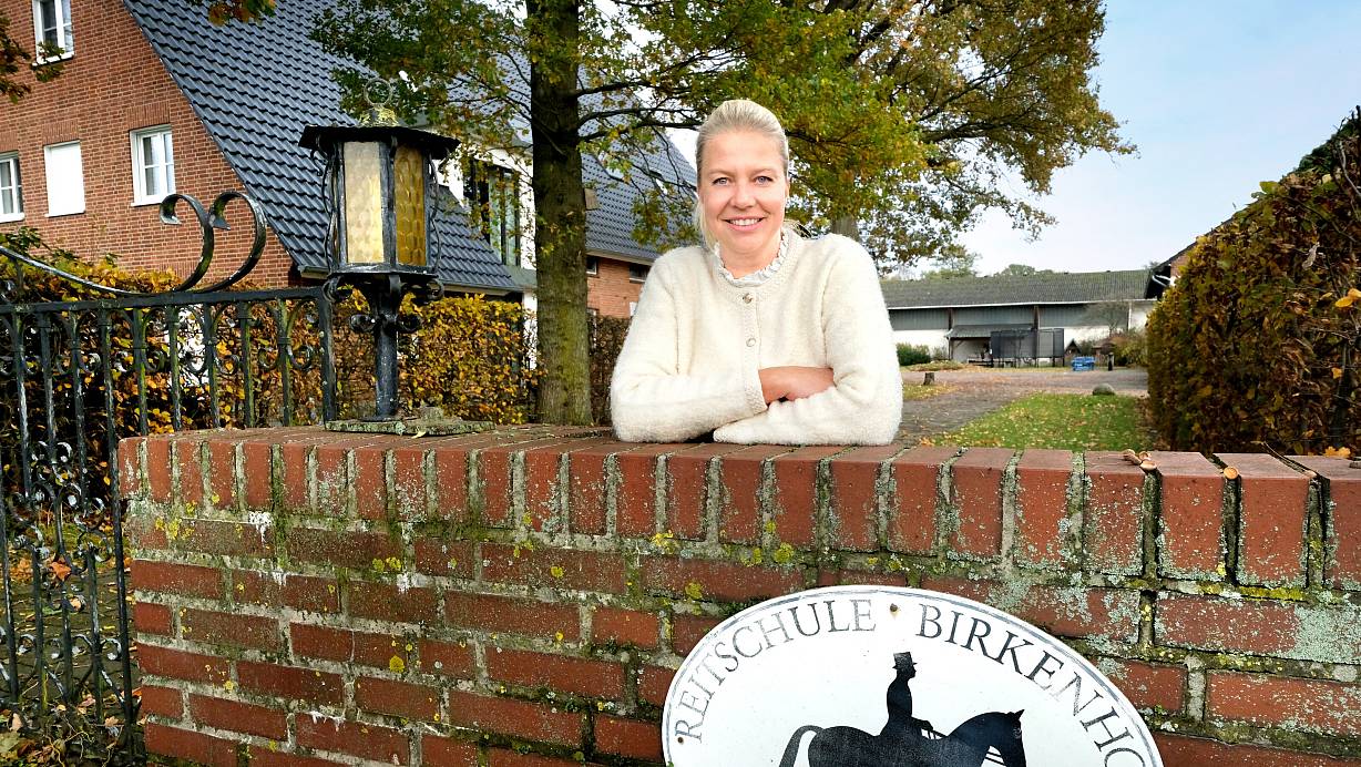 Caroline Knorr ist die Inhaberin der Reitschule Birkenhof in Gütersloh. Die 45-Jährige führt den Betrieb in dritter Generation und stellt ihn jetzt für die Zukunft auf. | © Andreas Frücht