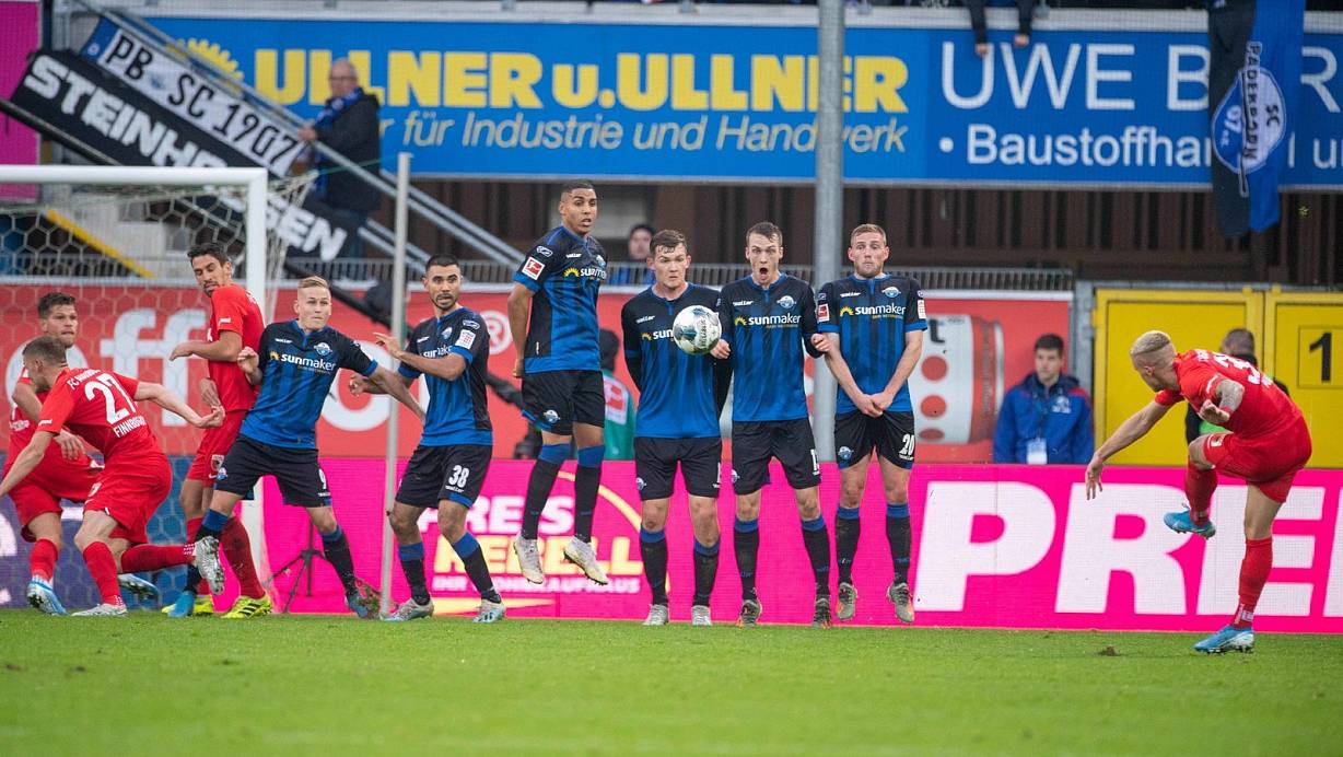 Das kann doch nicht "VAR" sein: Philipp Max (r.) hat abgezogen, die Augsburger (v. l.) Alfred Finnbogason, der sich bereits gelöst hat, und Rani Khedira stehen in der Mauer. Eine klare Regelwidrigkeit. Doch der Video-Assistant-Referee greift nicht ein. Der Treffer zählt. | © Sven Simon