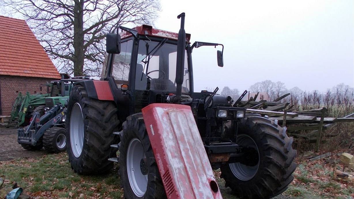 Die Polizei Minden-Lübbecke entdeckte vier mutmaßlich gestohlene Traktoren auf dem Gehöft in Levern. | © Polizei Minden-Lübbecke