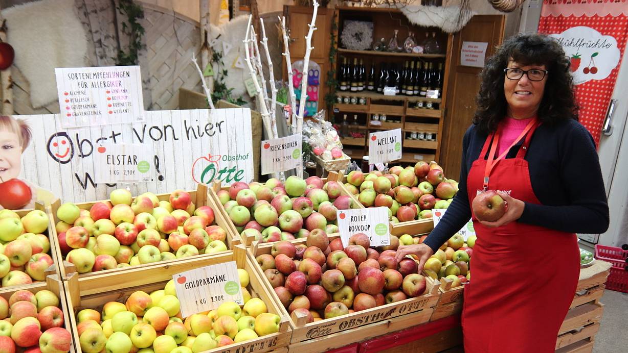 Im Hofladen des Obsthof Otte gibt es unter anderem 14 verschiedene Apfelsorten zum ausprobieren. Verkäuferin Andrea Danewitz berät die Besucher auch gerne zu Sorten für Allergiker. | © Alexandra Golfinger