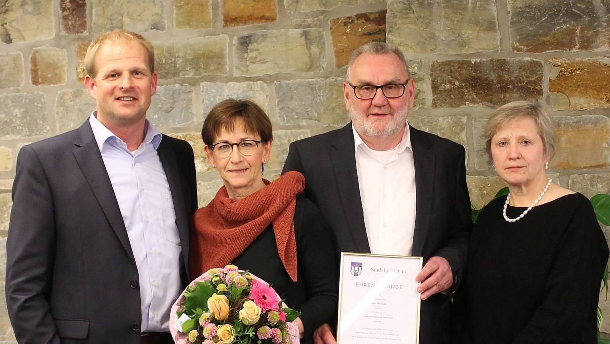 Feierstunde: (v. l.) Allgemeiner Vertreter des Bürgermeisters Jörg Altemeier, Maria Hartmann, Bürgermeister Josef Hartmann und die stellvertretende Bürgermeisterin Birgit Rebbe-Schulte. | © xxx