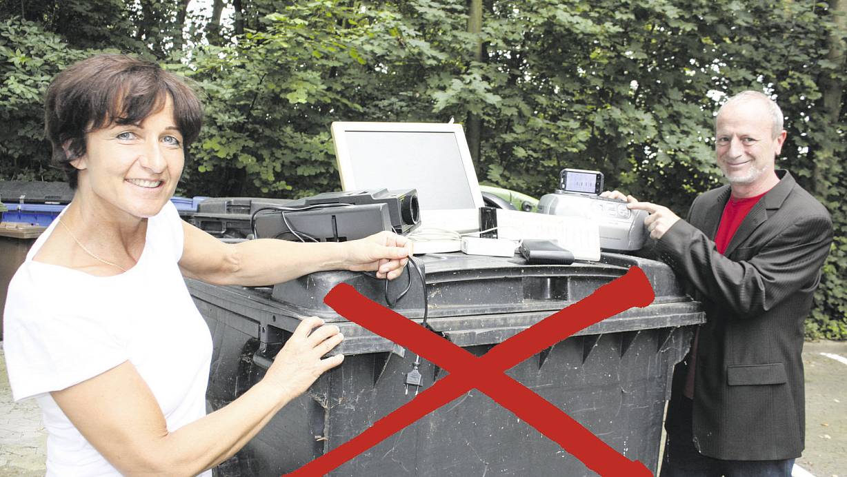 Es ist verboten, alles mit Kabel oder Batterie im Hausmüll zu entsorgen: Petra Schepsmeier (Umweltberaterin der Stadt) und Claudio Vendramin (Vorstand Arbeitskreis Recycling) werben für den besonnenen Umgang mit Elektroschrott. Die hier gezeigten Geräte dürfen nicht in die Graue Tonne. | © Susanne Barth