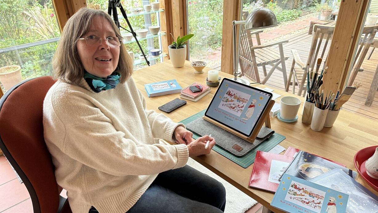 Micha Klann in ihrem Atelier in Brakel. Mit Blick auf den Garten arbeitet sie digital an ihren Kinderbüchern. Nur Pudel Charlie fehlte zum Fototermin und genoss die frische Luft bei einem Spaziergang. | © Nicole Fischer