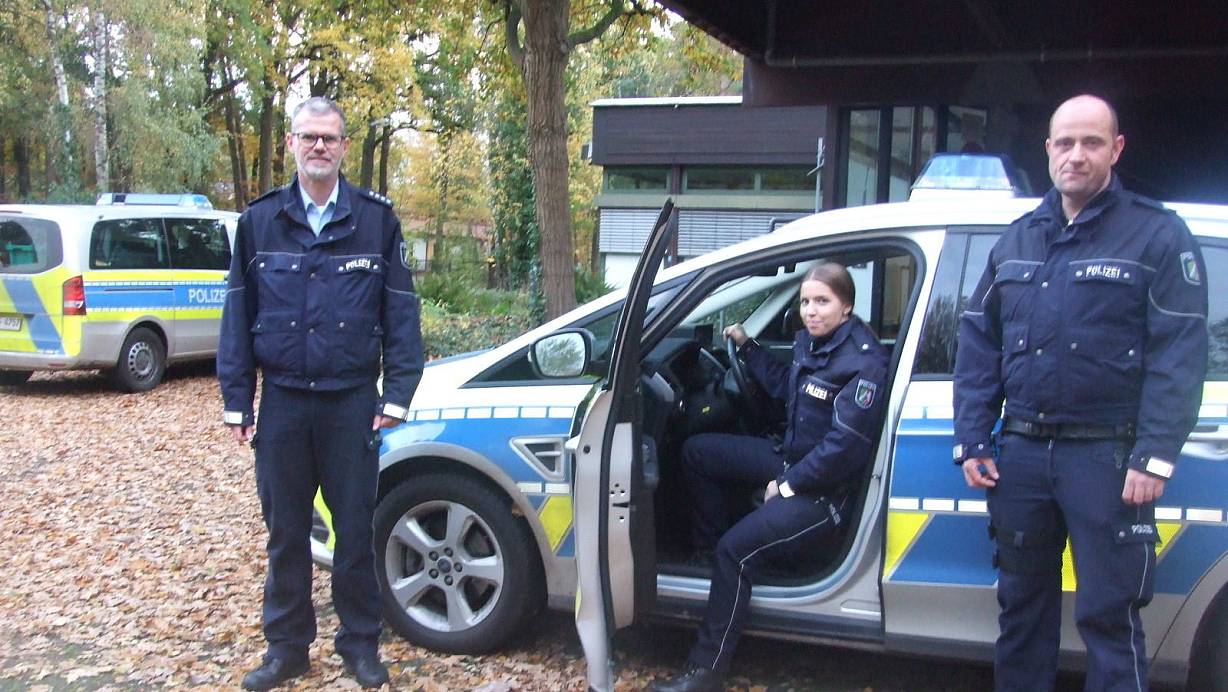 Die Kommissare Sven-Otto Deubel (l.), Luisa Koch sowie Nils Westerfeld am Einsatzwagen vor der Wache. | © Karsten Schulz