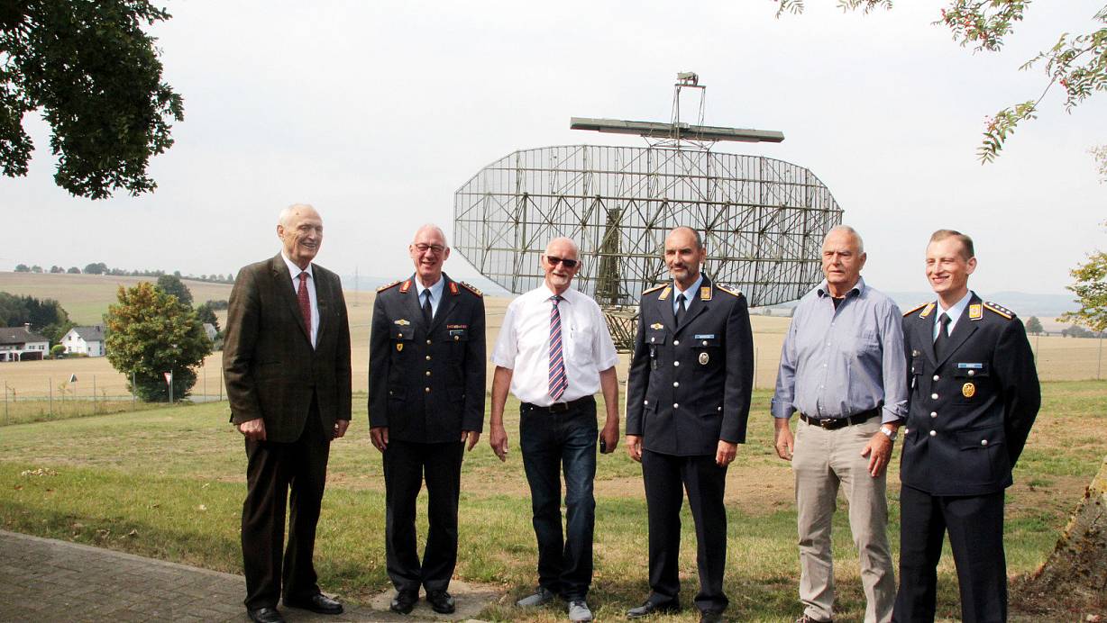 Vor der 40 Jahre alten historischen MPR-Antenne: Der ehemalige Bundestagsabgeordnete Meinolf Michels, Generalleutnant Ansgar Rieks, Organisator Hartwig Zahler (Oberstleutnant a. D.), Oberstleutnant Jörg Sieratzki (Erndtebrück), Peter Doll (Interessengemeinschaft ehemaliger Standortangehöriger) und der aktuelle Standortleiter Zugführer Hauptmann Marian Schütze. FotoS: Burkhard Battran | © Burkhard Battran