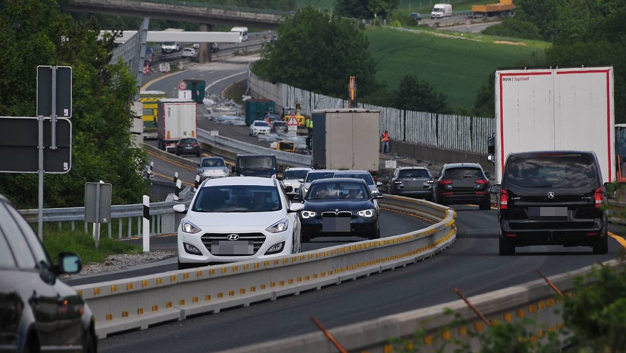 An der Bausstelle auf der A33 steht den Autofahrern in jeder Fahrtrichtung nur eine Spur zur Verf&uuml;gung. Dadurch kommt es immer wieder zu Staus. | &copy; Dirk-Ulrich Br&uuml;ggemann