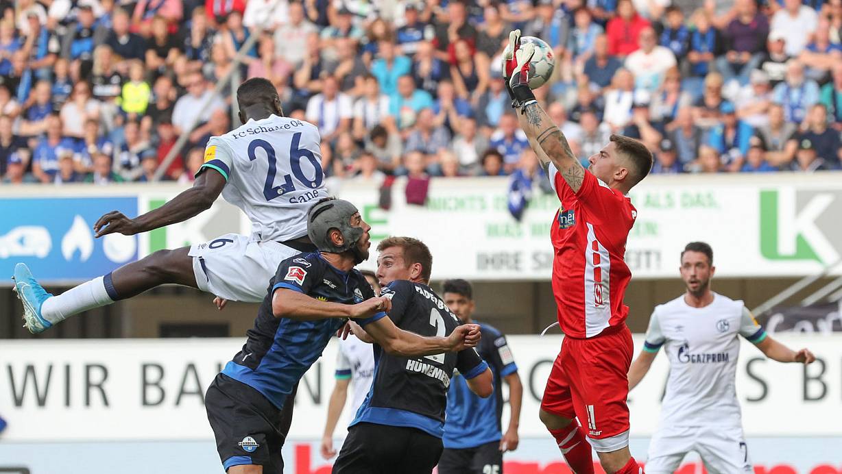 Der Anfang vom Paderborner Ende: (v. l.) Sané steigt höher als die SCP-Akteure Gjasula, Hünemeier und Huth und köpft das 1:1. | © picture alliance