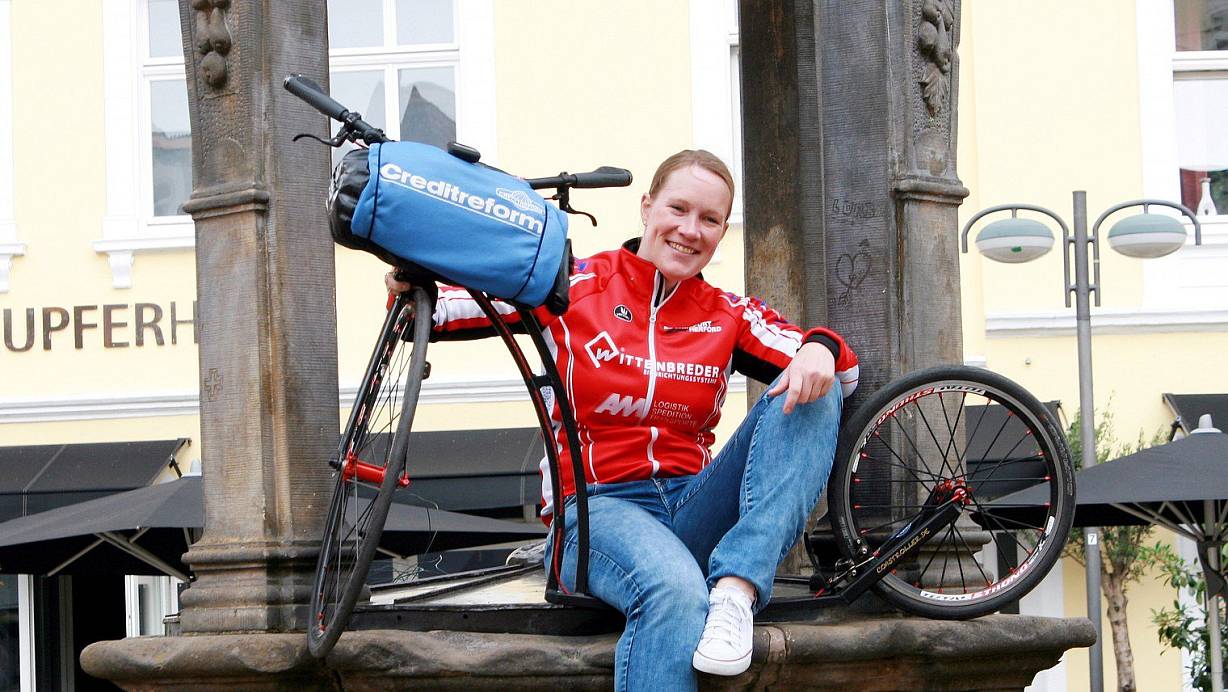 Zurück aus dem Nachbarland: Mangels eines Herforder Hansebrunnens ruht sich Rollerfahrerin Martina Uekermann auf dem Renaissance-Brunnen von der insgesamt 438 Kilometer langen Fahrt nach Kampen und zurück aus. | © Ulrich Finkemeyer
