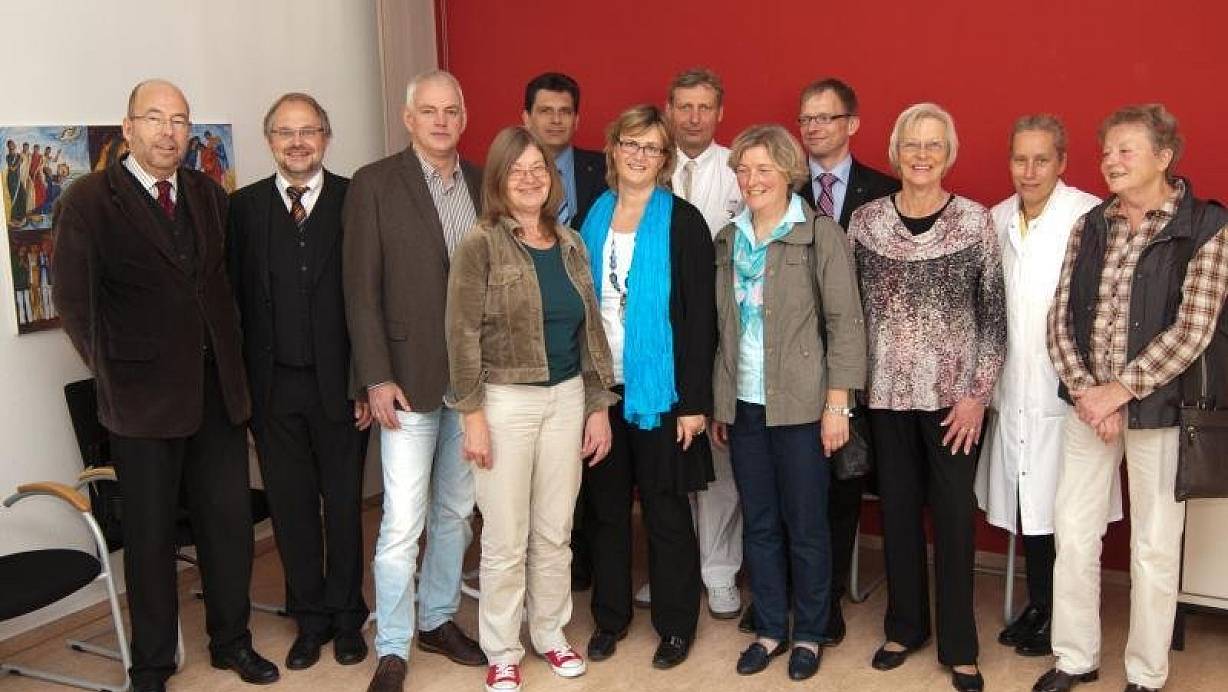 Zur Eröffnung kamen (v.l) Jürgen Kattenstein, Eckhard Teismann, Uwe Rosner, Christine Höke, Olaf Kawalerczyk, Elisabeth Arning, Michael Vahldiek, Bärbel Hamacher, Holger Stürmann, Gabriele Möhlmann, Janin Tacke und Renate Karmeier. |