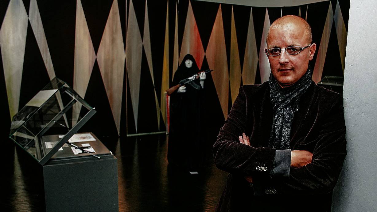 Ein Ausschnitt der Paderborner Kunstsammlerei: Kai-Friedrich Niermann hat die Ausstellung "Collecting", mit der sich der Kunstverein aus der Städtischen Galerie verabschiedet, zusammengestellt. Zu den Arbeiten zählt Lukman Ibrahims "Madonna" mit dem Tschador, Madonnenumhang und Kalaschnikow-Nachbau. | © Holger Kosbab