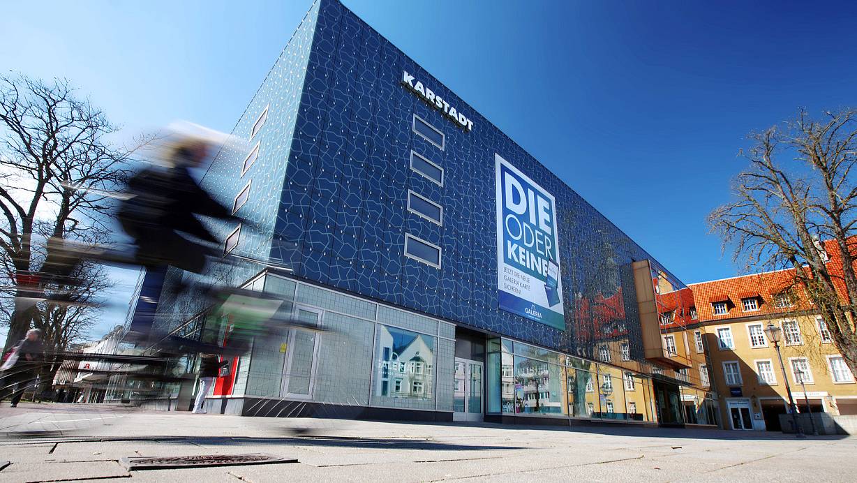 Bleibt geschlossen: Der Innenstadtmagnet Karstadt soll, so die aktuelle Regelung, weiterhin keine Kunden bedienen dürfen. Karstadt ist einer von mindestens fünf Betrieben, die ausharren müssen. | © Patrick Menzel