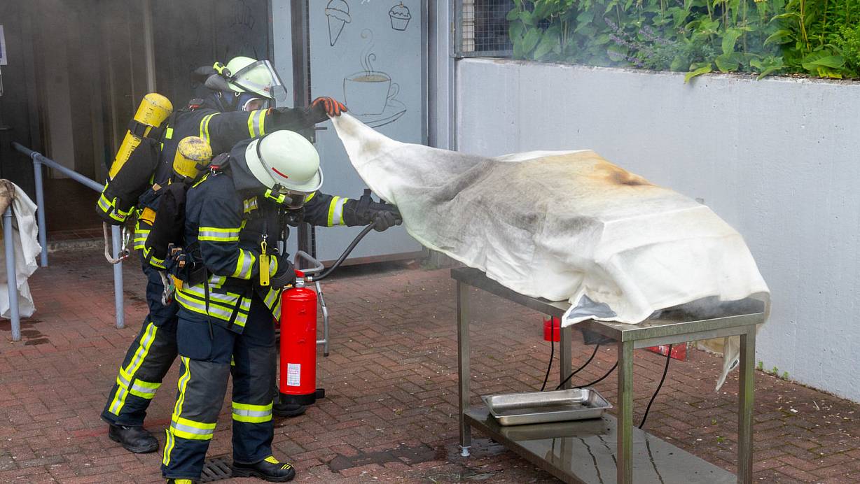 Die Feuerwehrkräfte hatten die Fritteuse mit einer Löschdecke abgedeckt. | © Feuerwehr Porta/Michael Horst