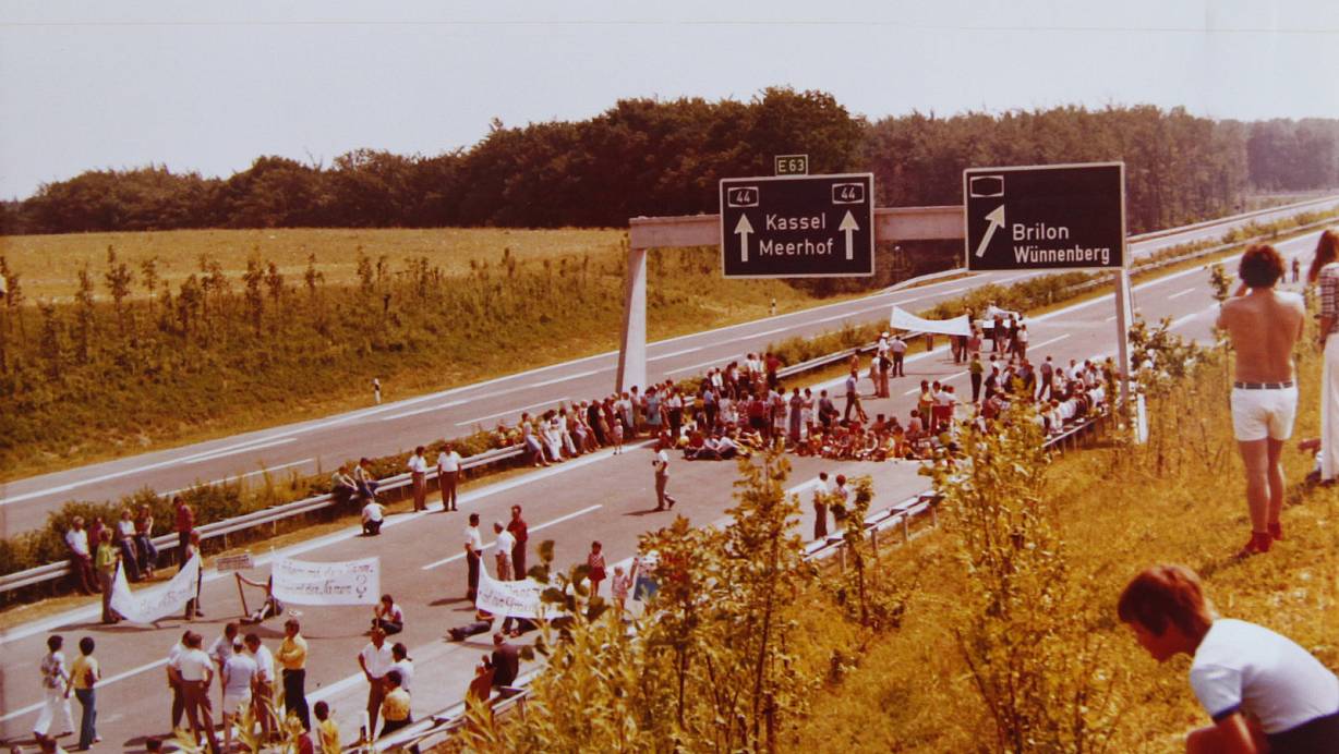 Warten auf den Minister: Mit einem "Sit-in" auf der neuen Autobahn 44 waren die Demonstranten im Sintfeld auf der Höhe der Zeit. | © unbekannt