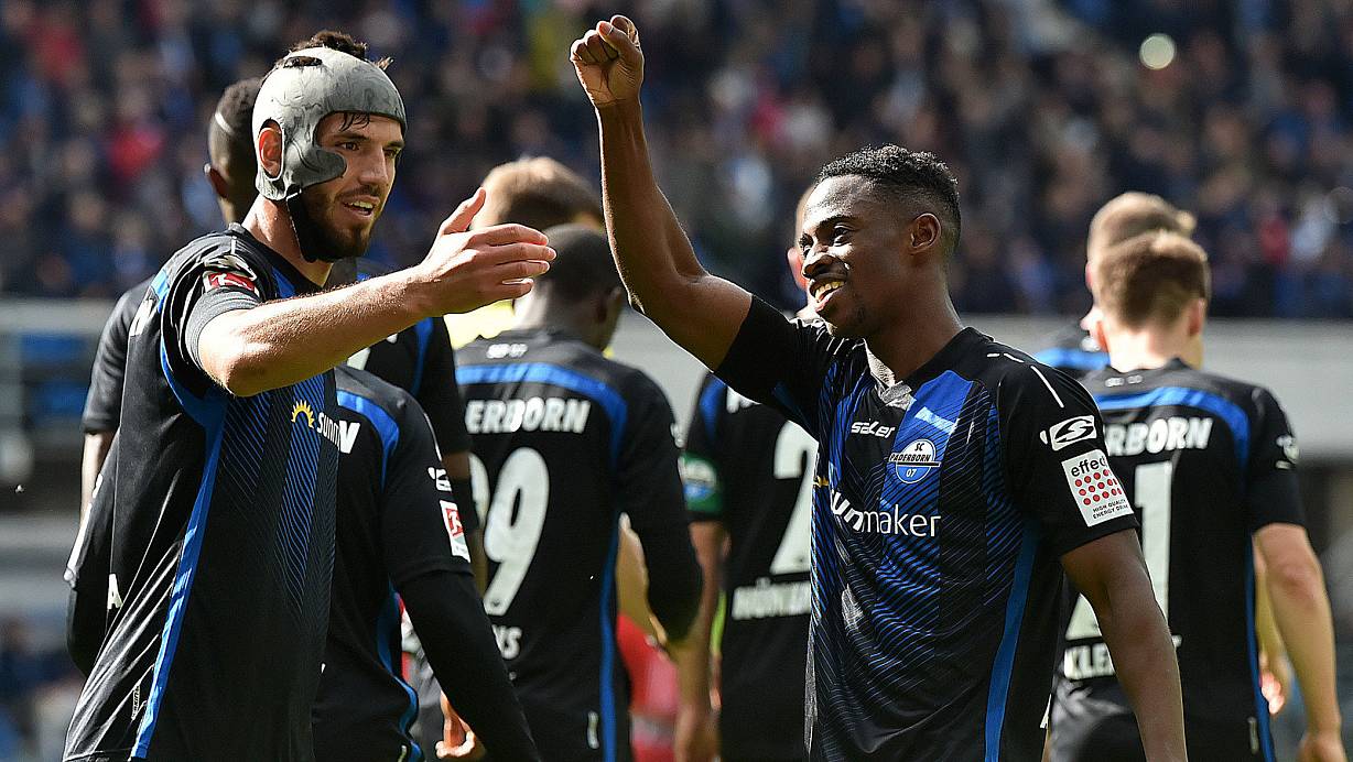 Zwei Matchwinner in Feierlaune: SCP-Akteur Christopher Antwi-Adjei (r.) machte mit seinem Doppelpack den Sack zu. Teamkollege Klaus Gjasula überzeugte als Mittelfeldabräumer. | © Wilfried Hiegemann