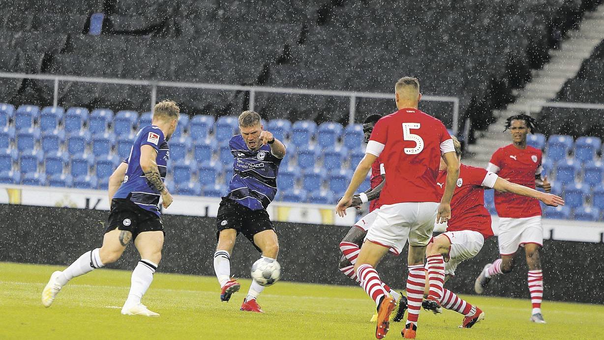 Wo er ist, ist Gefahr: Arminias Stürmer Fabian Klos schießt im Testspiel gegen Barnsley auf das gegnerische Tor. | © Wolfgang Rudolf