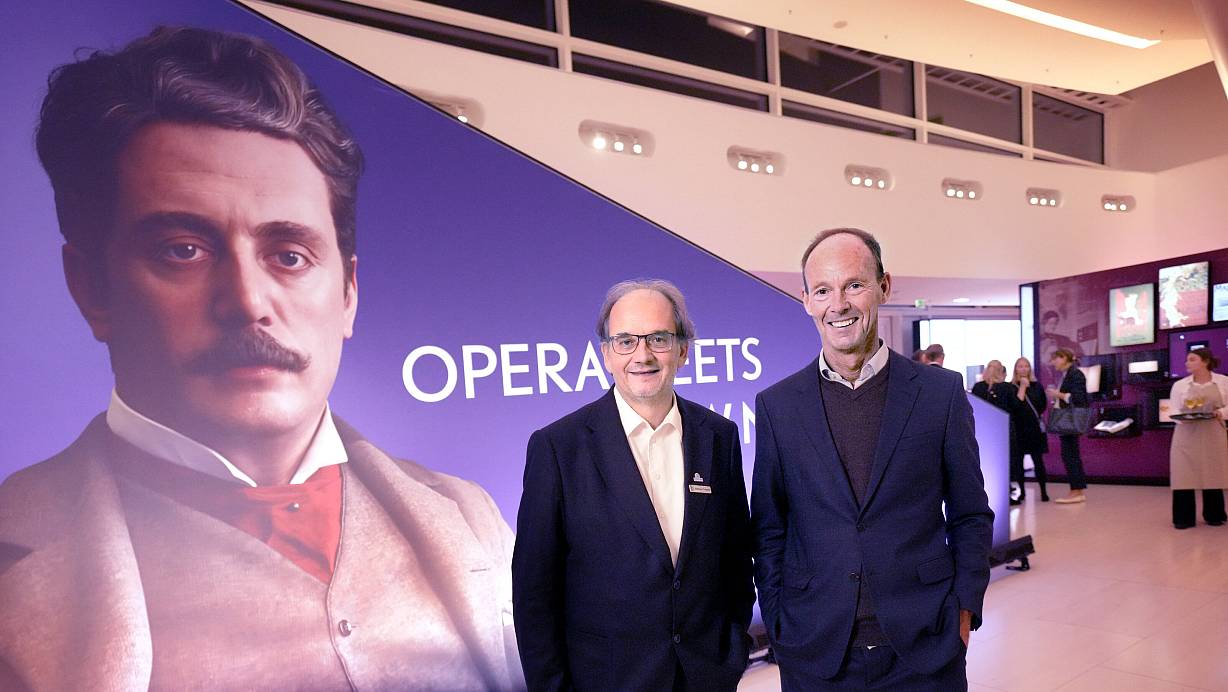 Mit der Puccini-Ausstellung macht Bertelsmann Gütersloh ein Geschenk zum Stadtjubiläum. Vorstandsvorsitzender Thomas Rabe (l.) und Bürgermeister Matthias Trepper vor dem Konterfei des Komponisten im Theaterfoyer. | © Andreas Frücht
