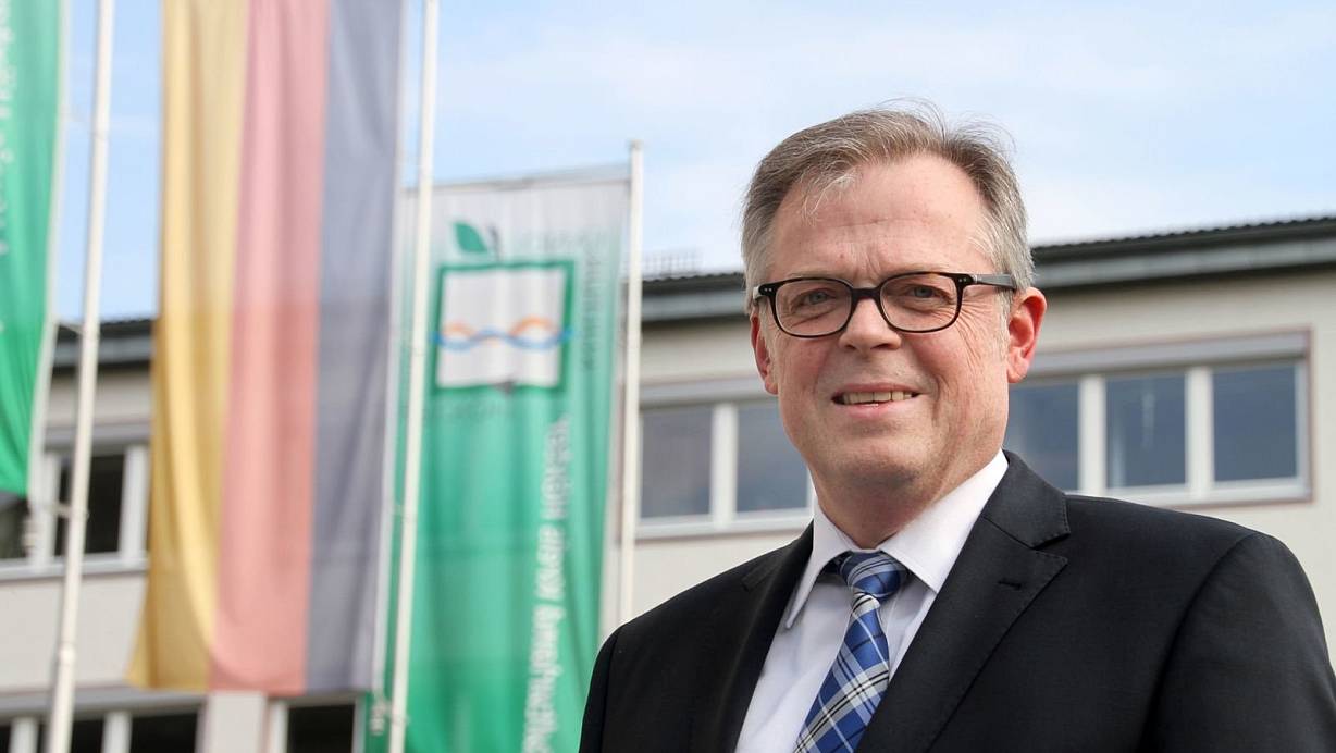 Kreisdirektor Klaus Schumacher vor dem Kreishaus in Höxter, wo am Wahlabend die Informationen aus den Kommunen zusammenlaufen. | © David Schellenberg