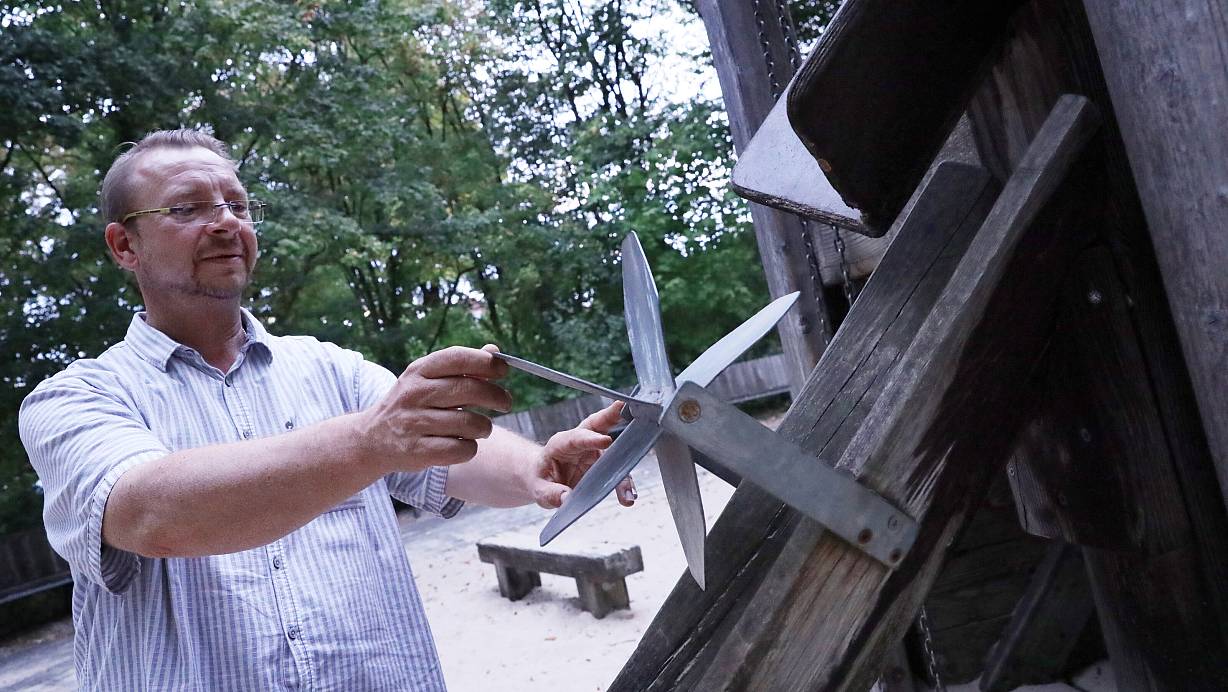 Bei seinem Besuch des Schenke-Parks nimmt FDP-Fraktionsvorsitzender Sascha Priebe auch die Jahre gekommenen Spielgeräte auf dem angrenzenden Spielplatz in den Blick. | © Patrick Menzel