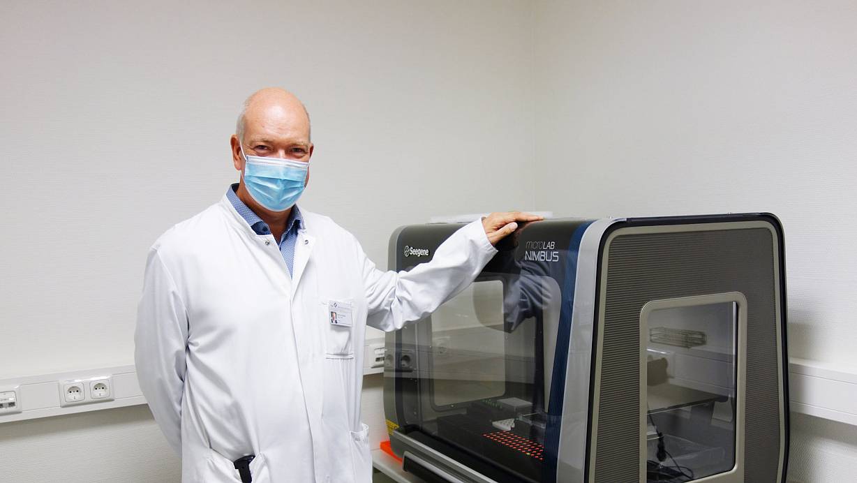 Mit dem Respi-Finder nach dem dem System Seegene Nimbus lassen sich bis zu 20 Atemwegsinfektionen erkennen. Franz-Josef Schmitz, Leiter des Laborzentrums Weser, hat es gerade ausgepackt. | © MT-Foto: Stefan Koch