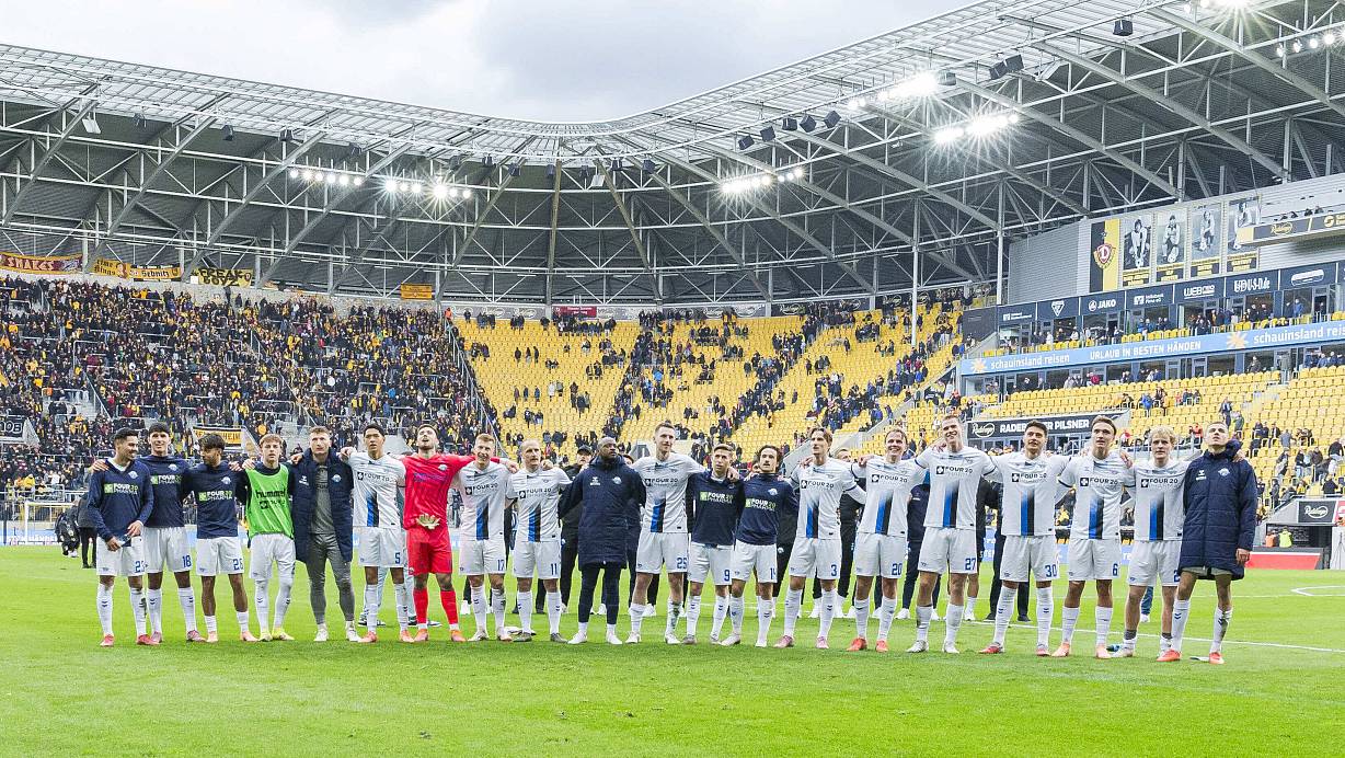 Die Spieler des SC Paderborn feiern ihren sechsten Sieg in Folge. Im Rudolf-Harbig-Stadion in Dresden lassen sie sich von den mitgereisten Fans bejubeln. | © IMAGO/Jan Huebner
