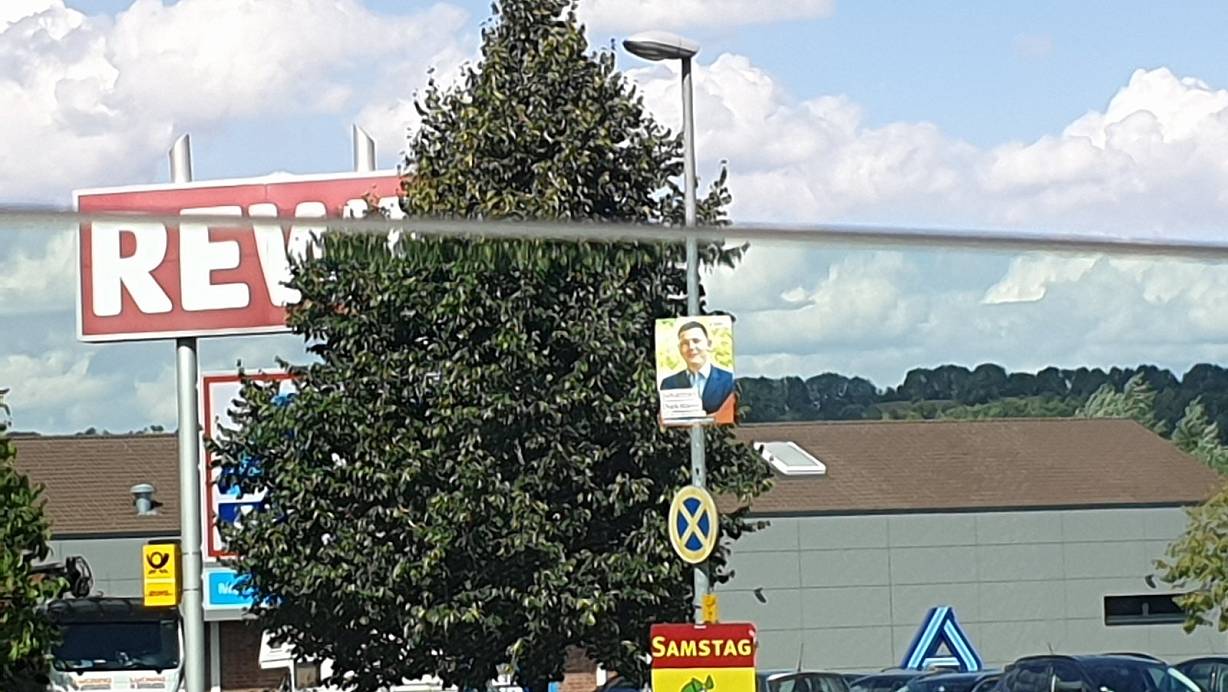 Verkehrsschilder und Wahlplakate am Kreisel in Willebadessen | © Torsten Wagner