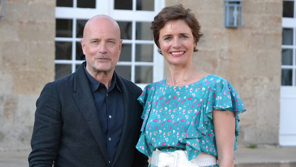 Vor den Brunnenarkaden: Annabelle Gräfin von Oeynhausen-Sierstorpff begrüßte Christian Berkel in Bad Driburg. | © Silke Riethmüller