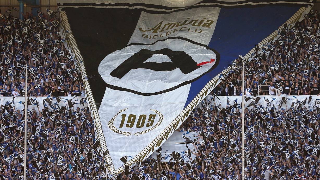 111 Jahre: Große Choreographie der Arminia-Fans vor dem Anpfiff aus Anlass des Klub-Geburtstags. | © dpa
