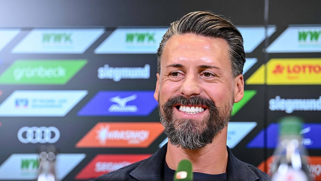 Sandro Wagner will seine erste Trainerstation in der Bundesliga demütig angehen. | © Harry Langer/dpa