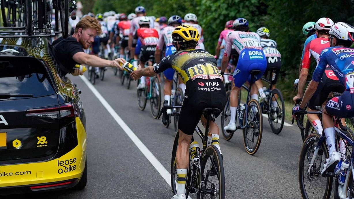 Der Brite Simon Yates greift nach einer Trinkflasche. | © Mosa\\\\\\\'ab Elshamy/AP/dpa
