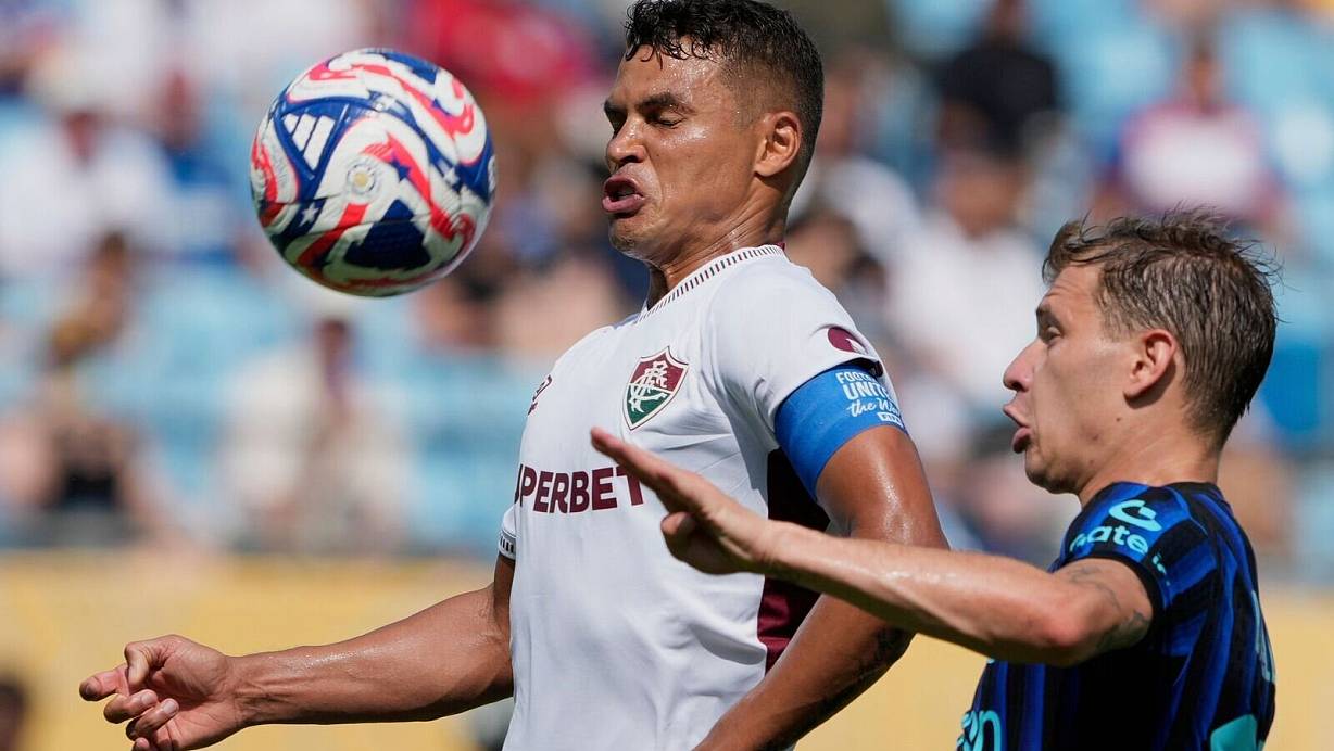 Thiago Silva (l) ist auch mit 40 Jahren noch zweikampfstark | © Chris Carlson/AP/dpa