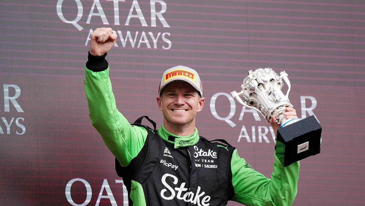 Für seinen ersten Podiumsplatz in der Formel 1 bekam Nico Hülkenberg einen Pokal aus Lego-Bausteinen. | © Bradley Collyer/PA Wire/dpa