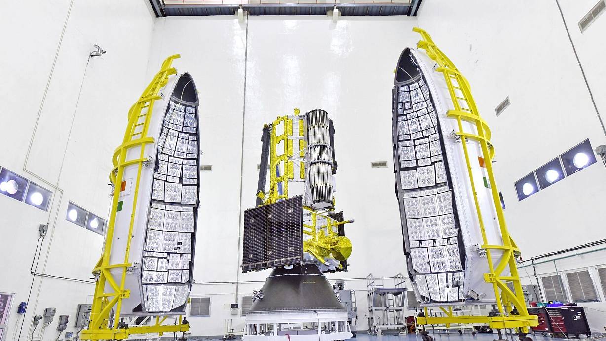 Der NISAR-Satellit im indischen Weltraumbahnhof Satish Dhawan Space Center. (Foto Archiv) | © Uncredited/Indian Space Research Organization/NASA/AP/dpa
