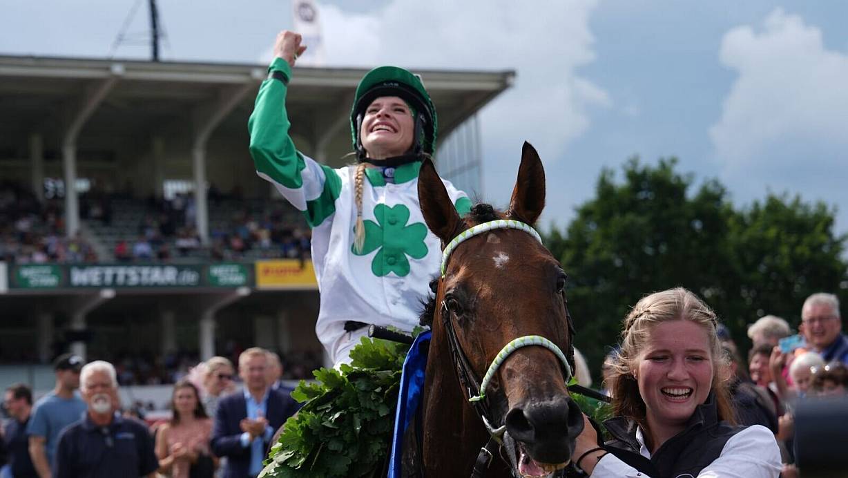 Nina Baltromei gewinnt auf Hochkönig als erste Frau das Deutsche Derby. | © Marcus Brandt/dpa