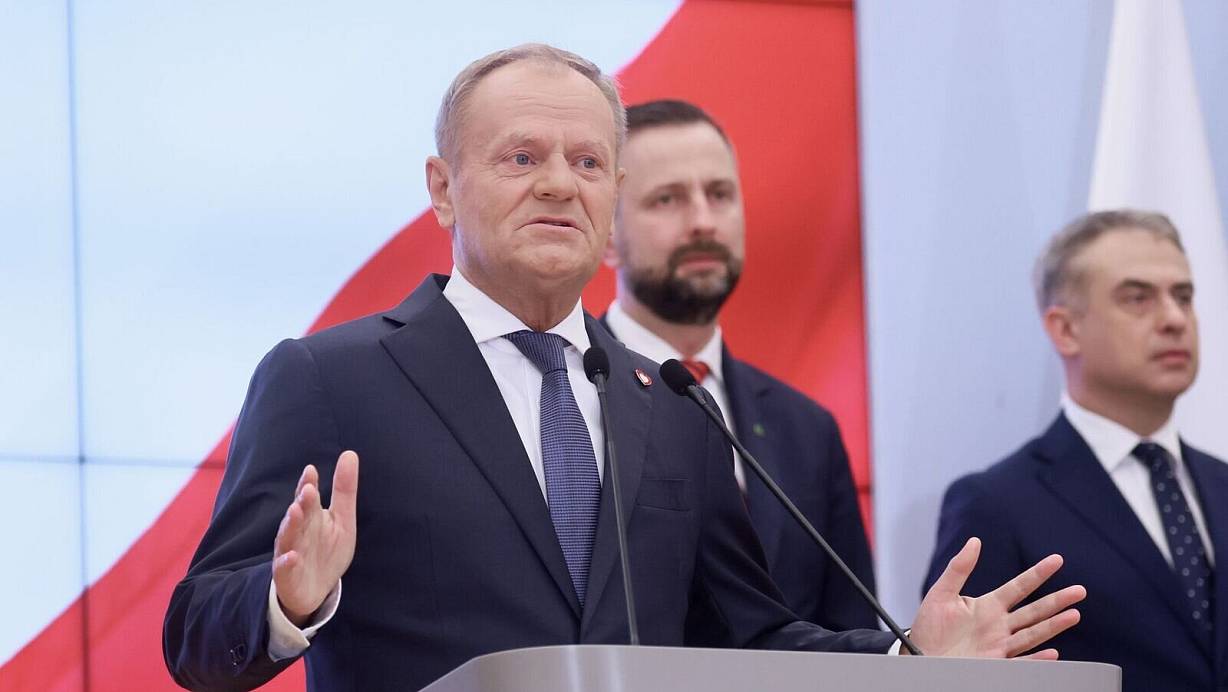 Polens Regierungschef Tusk hat sein Kabinett von 26 auf 21 Ministerposten verkleinert. | © Leszek Szymanski/PAP/dpa