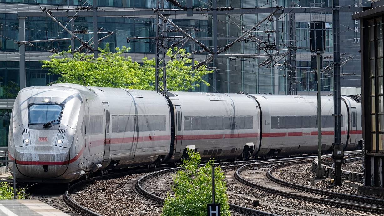 Einer Umfrage zufolge hält eine Mehrheit die Bahnpreise für teuer oder eher teuer. (Archivbild) | © Soeren Stache/dpa