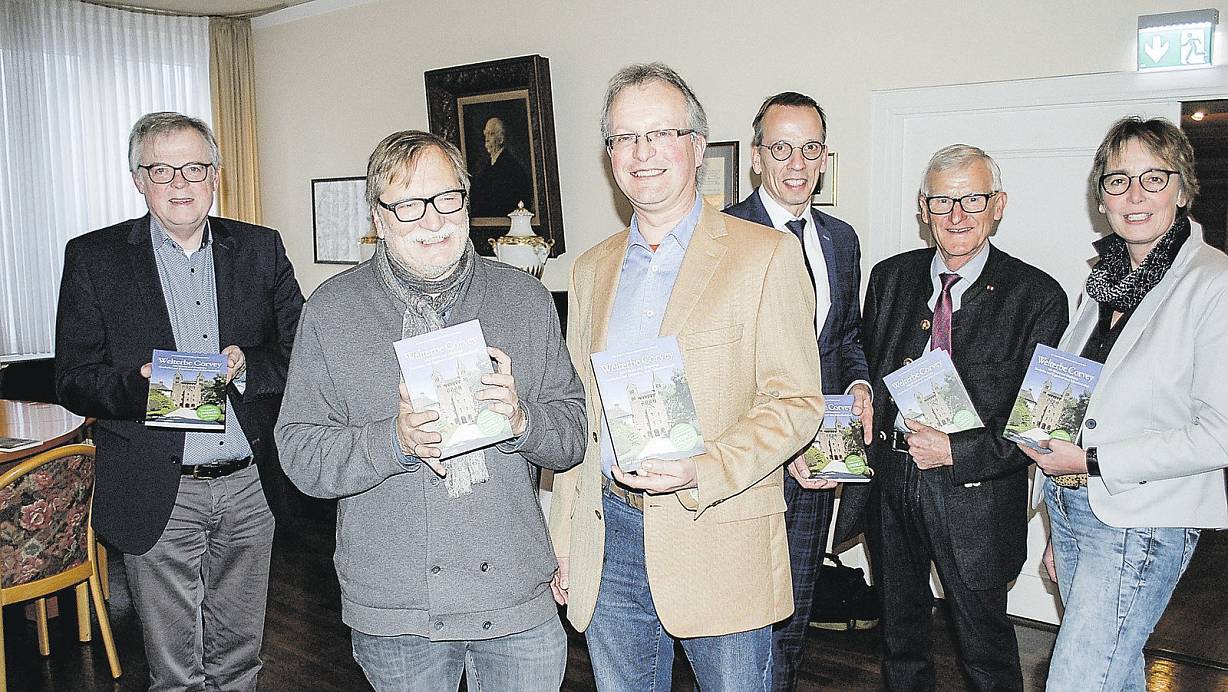 Druckfrisch: Die beiden Buchautoren Dirk Meyhöfer (vorne, v. l.) und Michael Koch präsentieren ihr Werk. Erste Exemplare erhielten Kreisdirektor Klaus Schumacher (dahinter, v. l.), Bürgermeister Alexander Fischer, Josef Kowalski vom Kirchevorstand St. Stephanus und Vitus sowie Buchhändlerin Susanne Weide von der Buchhandlung Brandt. | © Mathias Brüggemann