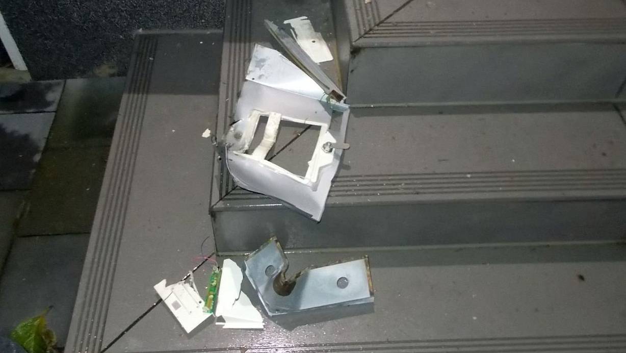 Einzelteile des Briefkasten flogen in Folge der Sprengung mehrere Meter weit durch die Luft. | © Polizei Minden-Lübbecke