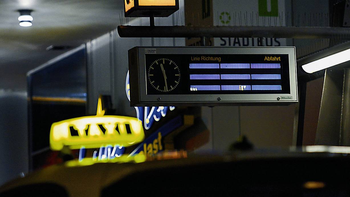 Taxi statt Bus: Ein Taxi nach dem anderen hält nach 22 Uhr am Zentralen Omnibusbahnhof in Gütersloh. Das Angebot der Stadtwerke für die Zeiten, in denen kein Bus mehr fährt, wird gut angenommen. | © kai steinecke