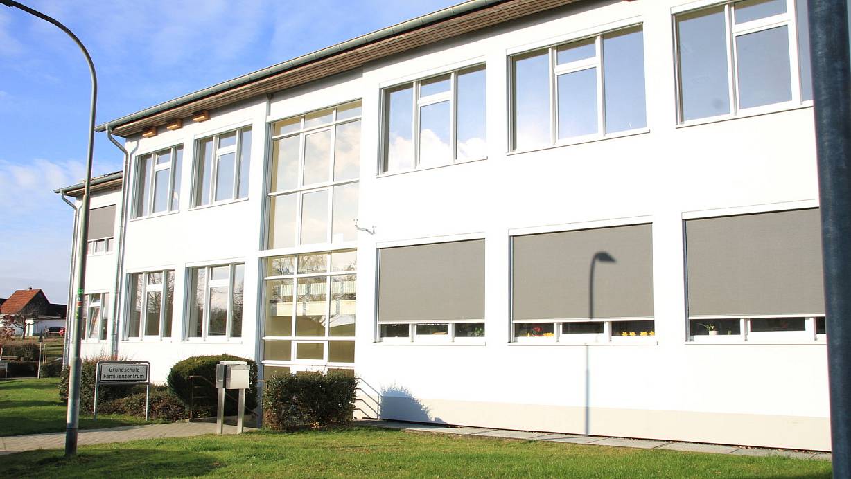 Der Altbau der Grundschule Marienmünster verfügt noch nicht über eine Lüftungsanlage. Hier muss kräftig gelüftet werden. | © Madita Schellenberg