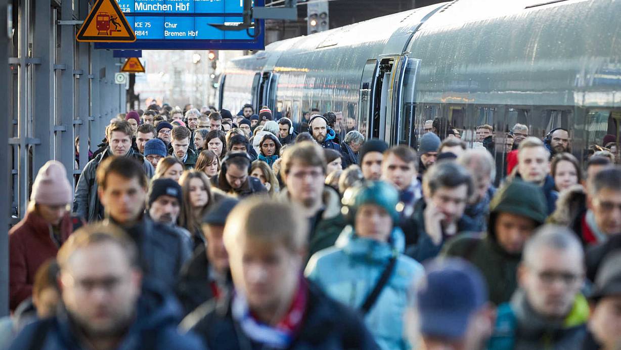 Dichtes Gedr&auml;nge: Zur Weihnachtszeit sind wieder viele Reisende unterwegs. | &copy; Verwendung weltweit