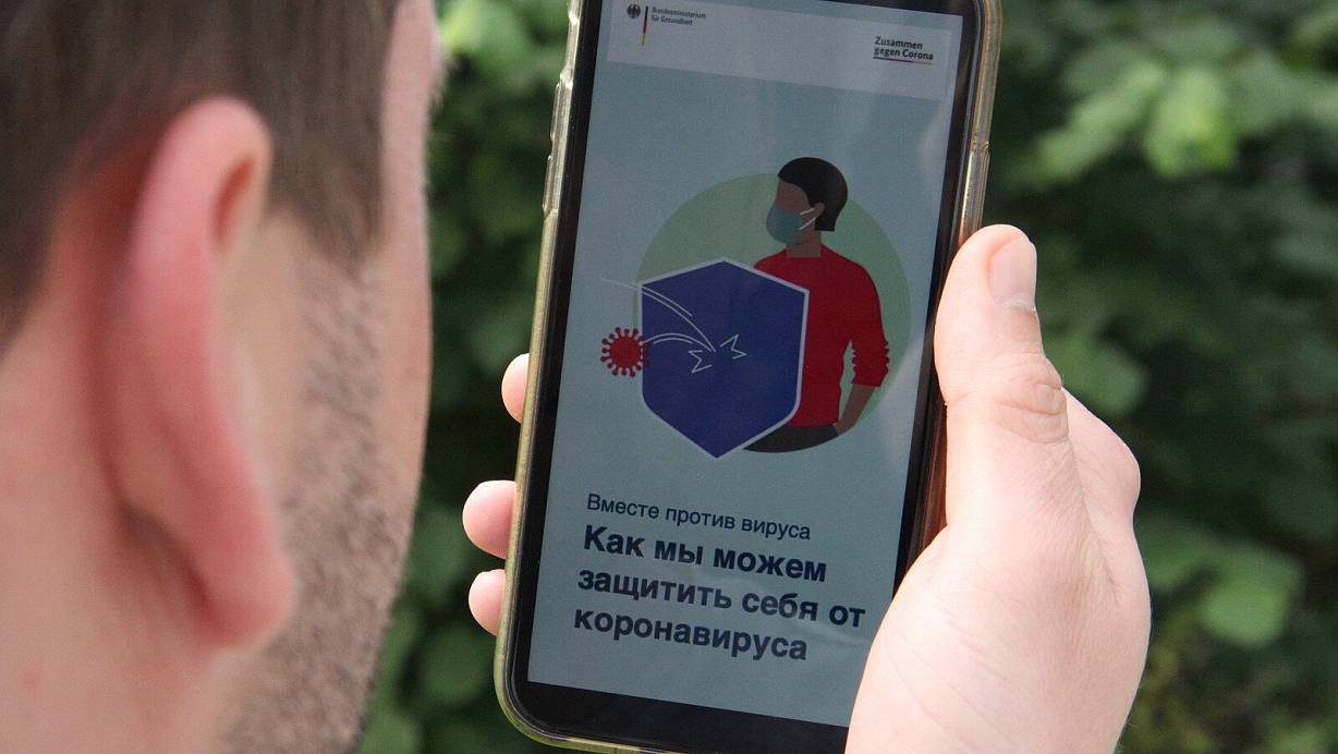 Das Bundesgesundheitsministerium informiert in verschiedenen Sprachen über das Coronavirus und die Schutzmöglichkeiten, unter anderem auf Russisch. | © Carolin Nieder-Entgelmeier