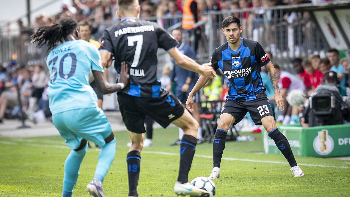 Raphael Obermair (rechts) im Pokalspiel des SC Paderborn bei Viktoria Köln. | © picture alliance / BEAUTIFUL SPORTS