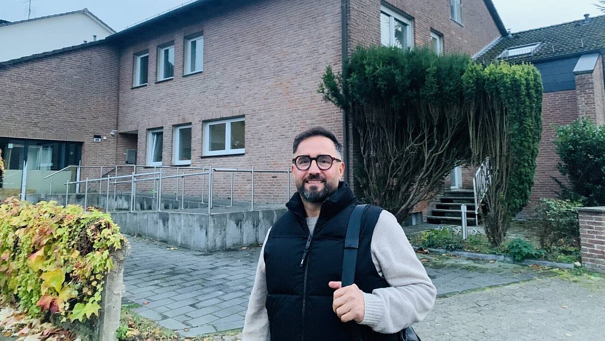 Sobald er grünes Licht vom Baumat hat, will der neue Eigentümer Inan Baysal zur Besichtigung der neuen Wohngruppe für junge Geflüchtete in der umgebauten Arztpraxis einladen. | © Ivonne Michel